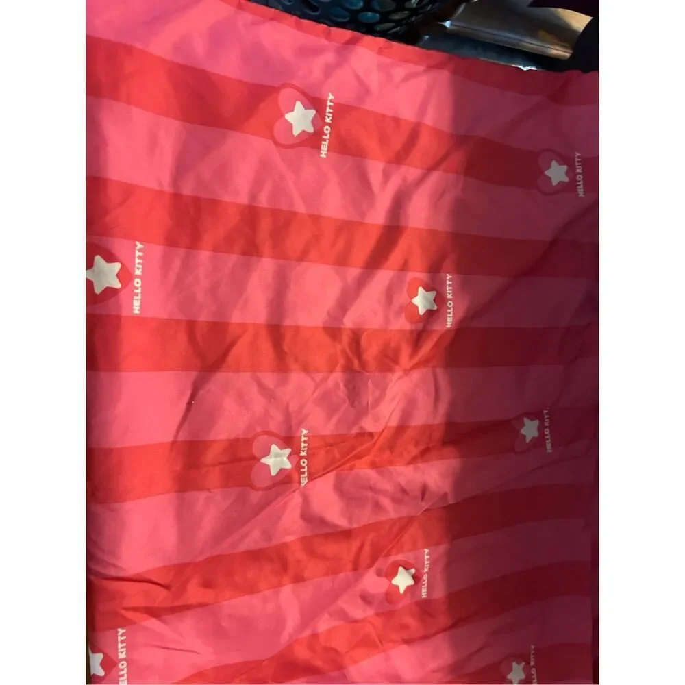 Hello Kitty reversible twin/full comforter‎ 72x86